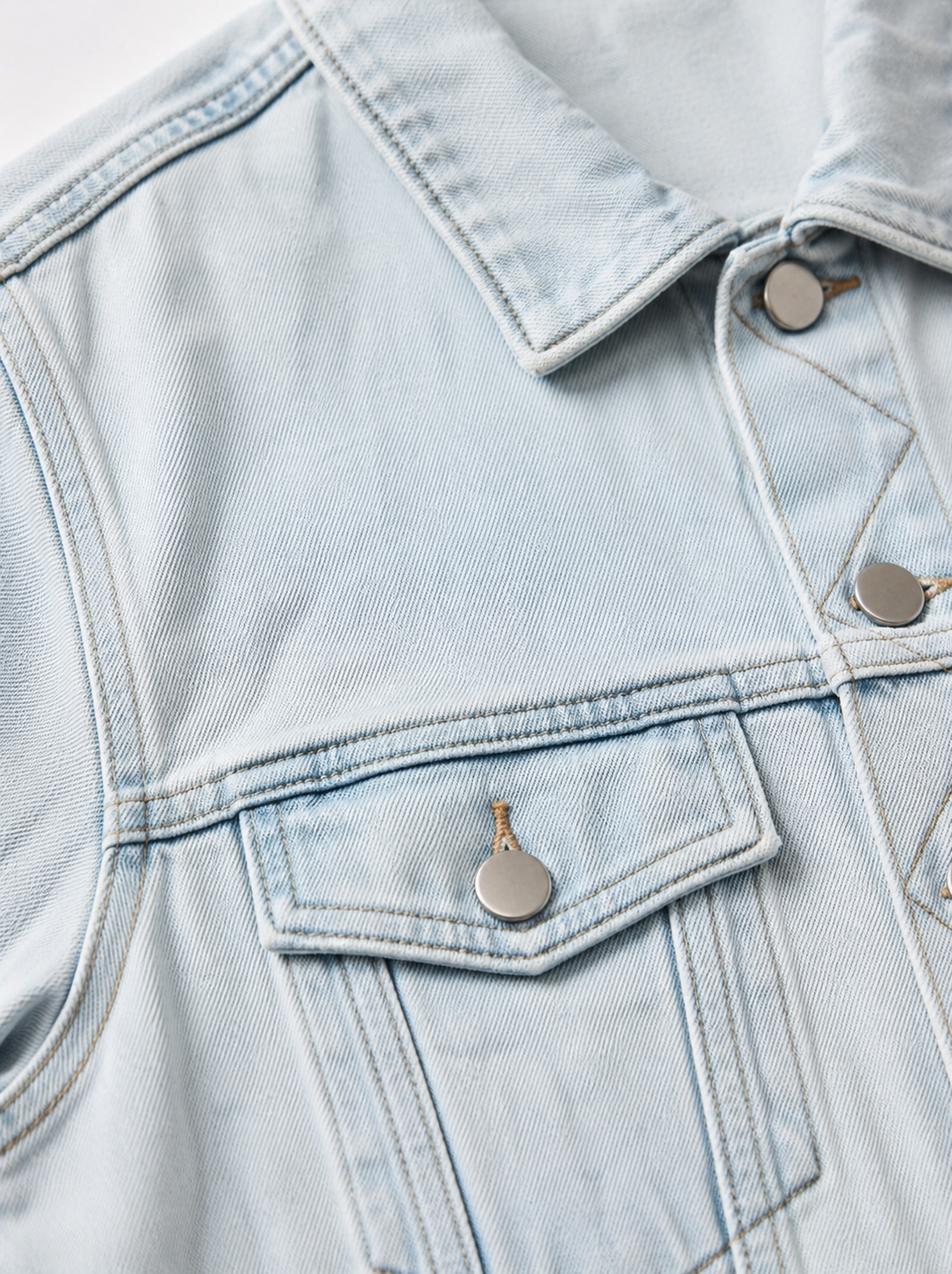 Amoga Women's Classic Light Wash Denim Jacket - Image 4